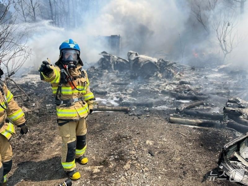 본문 이미지 - 29일 오후 1시 35분쯤 경북 포항 남구 동해면 야산에 해군 해상 초계기 &#40;P-3C&#41;가 추락해 출동한 소방관이 진화작업을 벌이고 있다. 2025.5.29/뉴스1 ⓒ News1 정우용 기자
