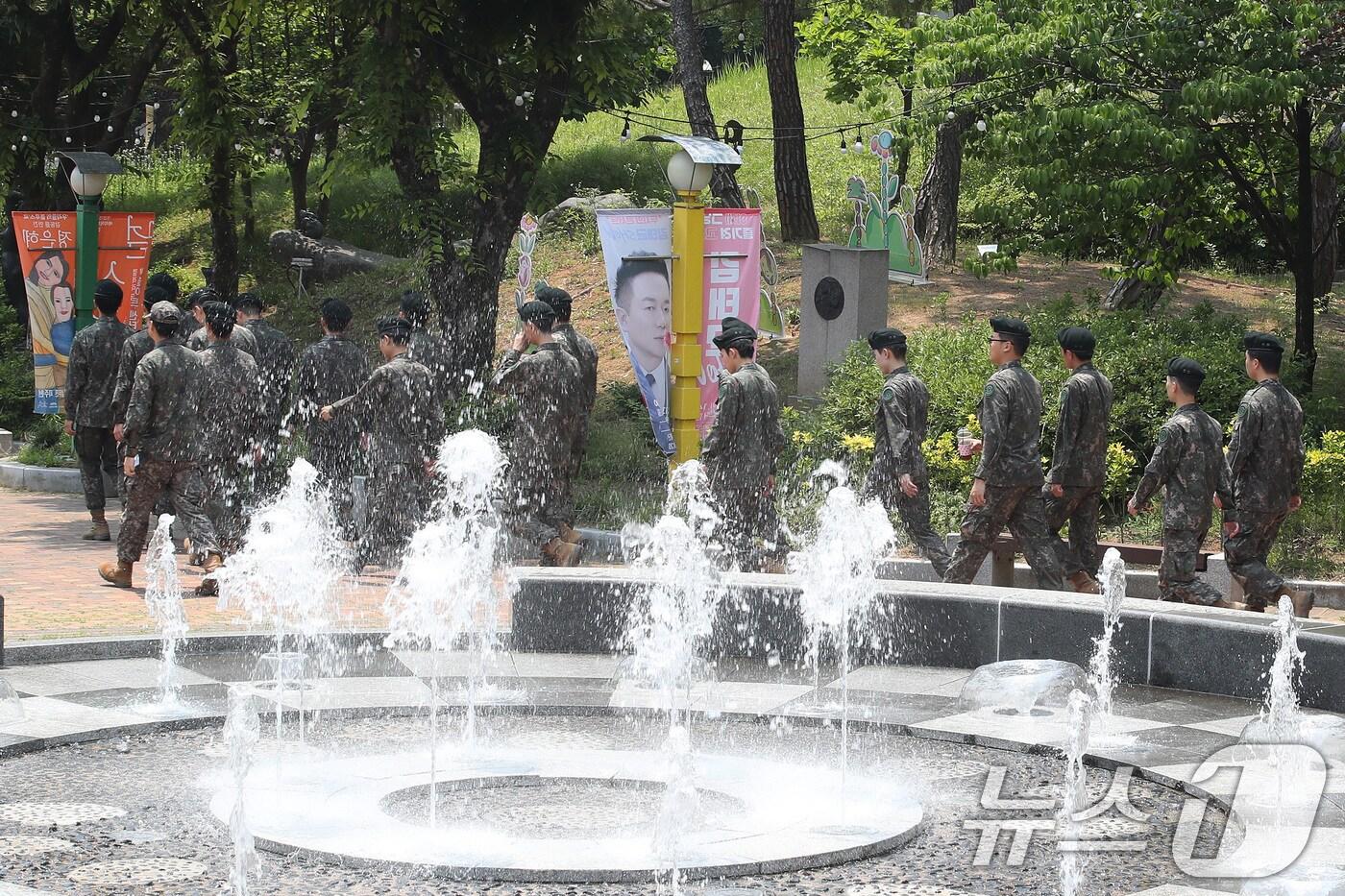 제21대 대통령선거 사전투표 첫날인 29일 오후 초여름 날씨 속에 육군 50사단 장병들이 사전투표소에서 투표를 마친 뒤 부대로 복귀하고 있다. 2025.5.29/뉴스1 ⓒ News1 공정식 기자