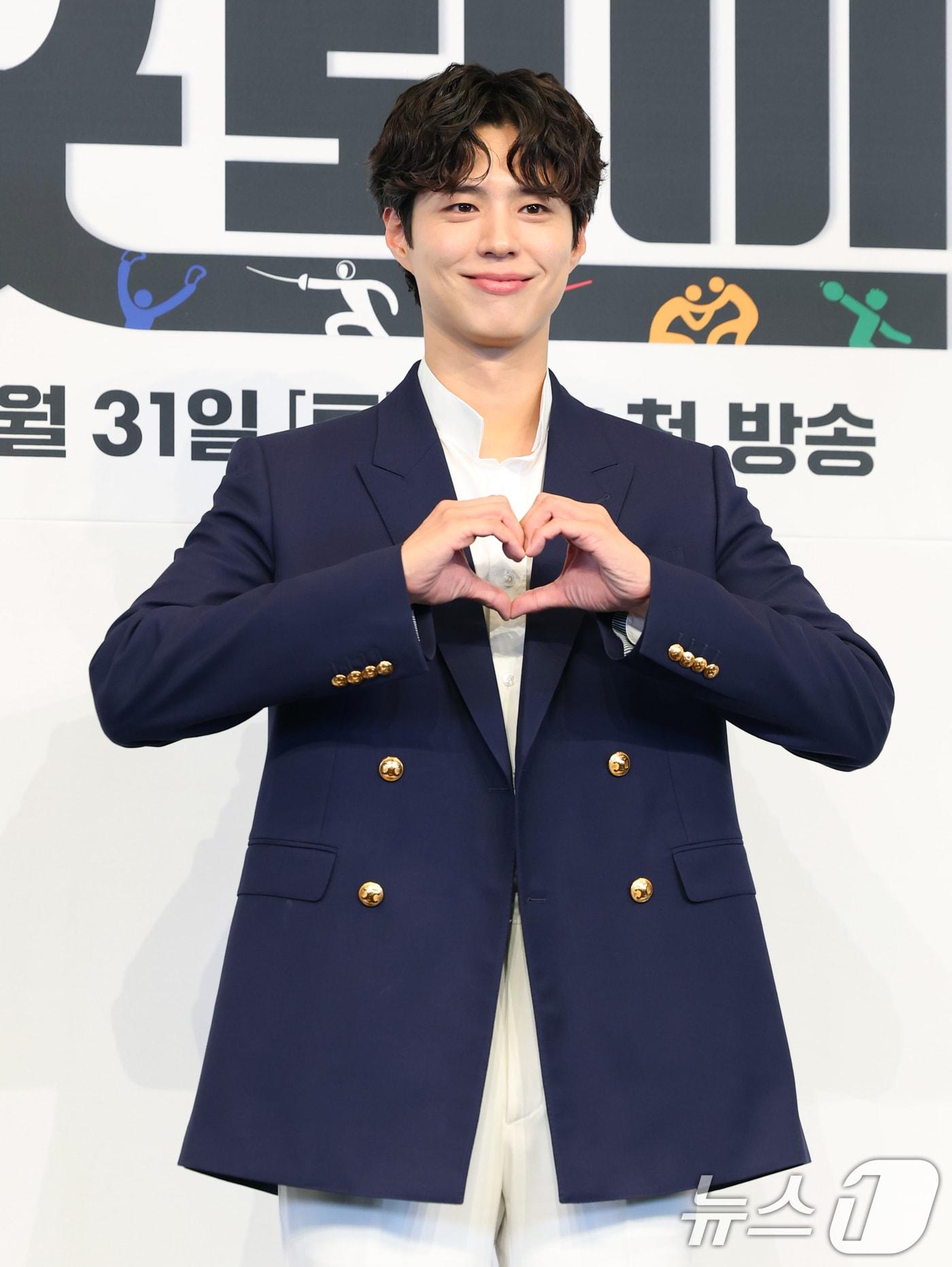 본문 이미지 - 배우 박보검이 29일 서울 구로구 더링크서울 트리뷰트 포트폴리오 호텔에서 열린 JTBC 새 토일드라마 '굿보이' 제작발표회에서 포즈를 취하고 있다. '굿보이'는 특채로 경찰이 된 전직 국가대표 선수들이 메달 대신 경찰 신분증을 목에 걸고, 비양심과 반칙이 판치는 세상에 맞서 싸우는 코믹 액션 청춘 수사극이다. 2025.5.29/뉴스1 ⓒ News1 권현진 기자