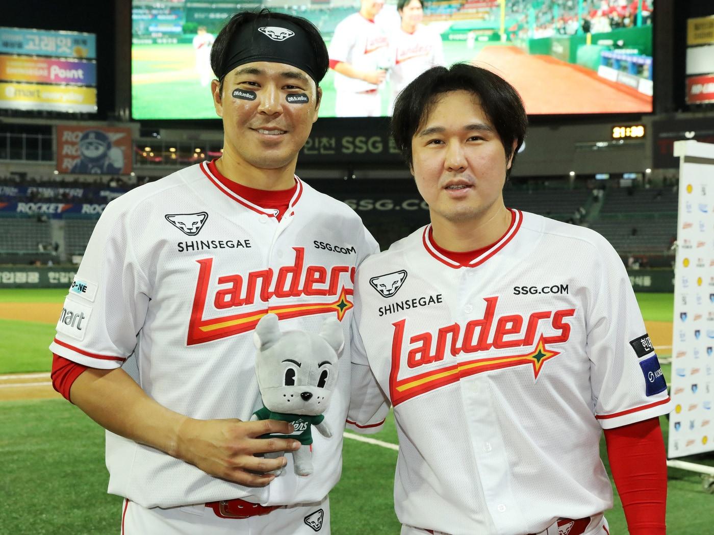 본문 이미지 - SSG 랜더스의 최정(오른쪽)과 한유섬은 KBO리그 동일 선수 최다 백투백 홈런 단독 2위에 올랐다. (SSG 랜더스 제공)