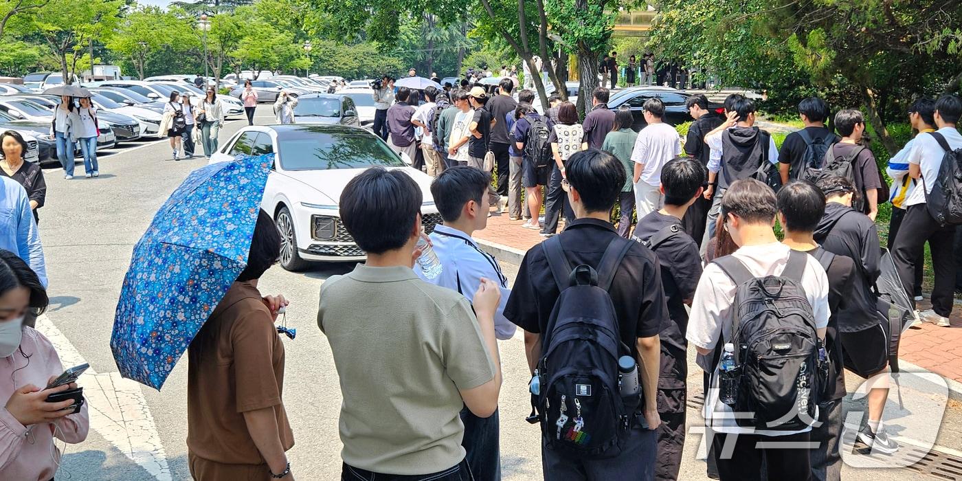 제21대 대통령 선거 사전 투표 첫날인 29일 전북 전주시 전주실내체육관에 마련된 사전투표소 앞에서 유권자들이 투표를 하기 위해 줄지어 서 있다. 2025.5.29/뉴스1 ⓒ News1 유경석 기자