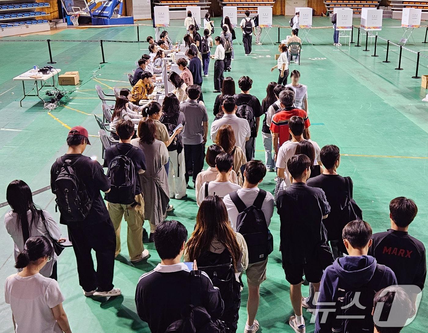 본문 이미지 - 제21대 대통령 선거 사전 투표 첫날인 29일 전북 전주시 전주실내체육관에 마련된 사전투표소가 유권자들이 투표를 하기 위해 줄지어 서 있다. 2025.5.29/뉴스1 ⓒ News1 유경석 기자