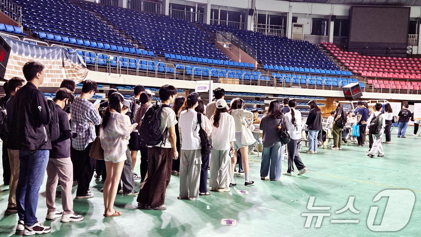 제21대 대통령 선거 사전 투표 첫날인 29일 전북 전주시 전주실내체육관에 마련된 사전투표소가 유권자들이 투표를 하기 위해 줄지어 서 있다. ⓒ News1 유경석 기자