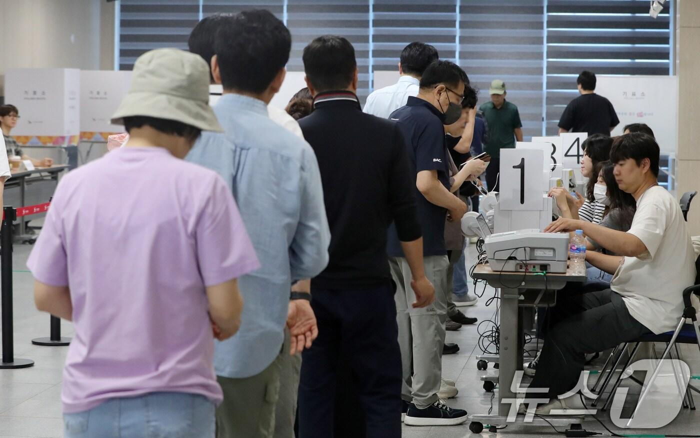 제21대 대통령 선거 사전 투표 첫날인 29일 전북 전주시 전북특별자치도교육청 별관 창조나래 3층에 마련된 사전투표소에 유권자들이 투표를 하기 위해 차례를 기다리고 있다. (사진은 기사내용과 무관) 2025.5.29/뉴스1 ⓒ News1 유경석 기자