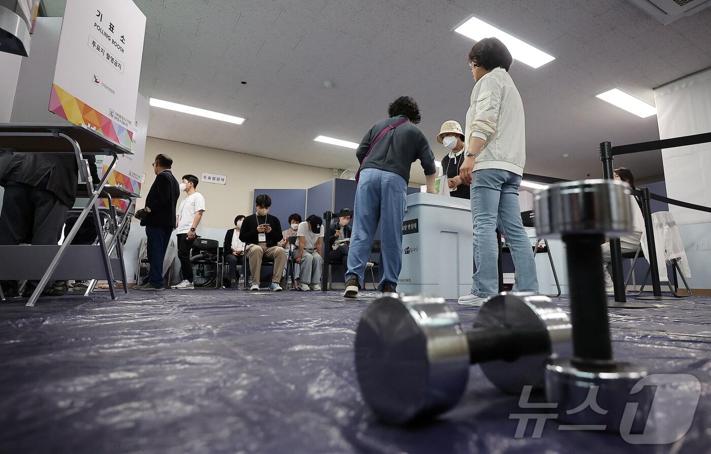 제21대 대통령 선거 사전 투표 첫날인 29일 오후 서울 강남구 수서동 강남스포츠문화센터에 마련된 사전투표소에서 한 유권자가 소중한 한 표를 행사하고 있다.  사전투표 첫날 오후 2시 현재 전국 평균 투표율은 12.34%를 기록, 지난 대선 같은 시각의 사전투표율 10.48%보다 1.86%포인트&#40;p&#41; 높다. 2025.5.29/뉴스1 ⓒ News1 김진환 기자