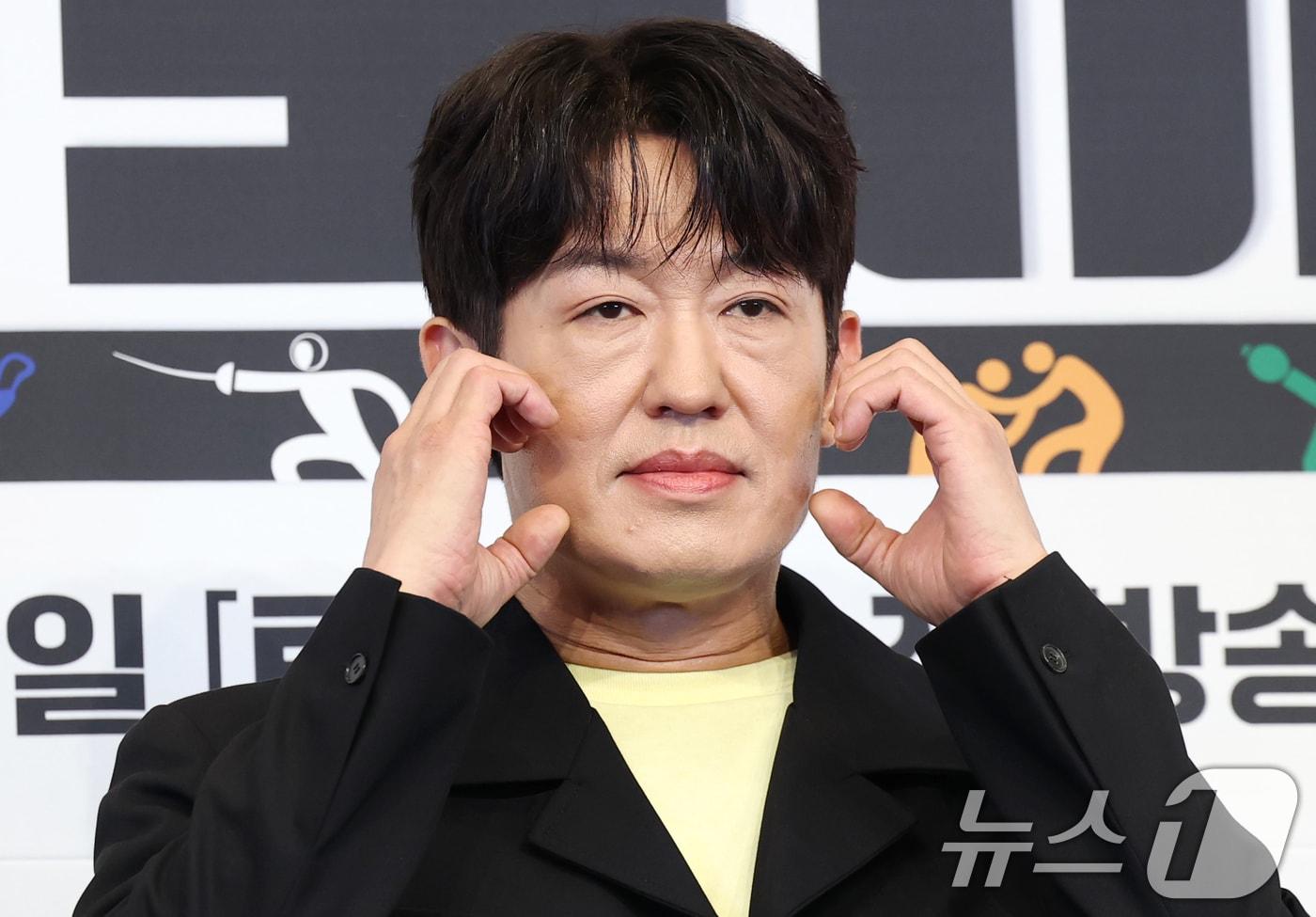 배우 허성태가 29일 서울 구로구 더링크서울 트리뷰트 포트폴리오 호텔에서 열린 JTBC 새 토일드라마 '굿보이' 제작발표회에서 포즈를 취하고 있다. '굿보이'는 특채로 경찰이 된 전직 국가대표 선수들이 메달 대신 경찰 신분증을 목에 걸고, 비양심과 반칙이 판치는 세상에 맞서 싸우는 코믹 액션 청춘 수사극이다. ⓒ News1 권현진 기자