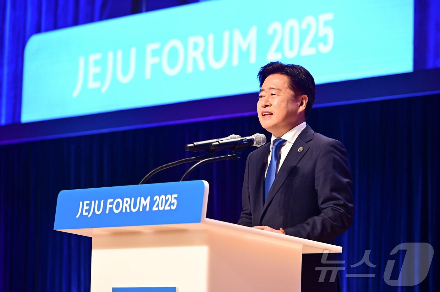 오영훈 제주특별자치도지사가 29일 오전 제주 서귀포시 제주국제컨벤션센터 탐라홀에서 열린 ‘제20회 평화와 번영을 위한 제주포럼’ 개회식에 참석해 개회사를 했다. (제주평화연구원 제공. 재판매 및 DB 금지) 2025.5.29/뉴스1