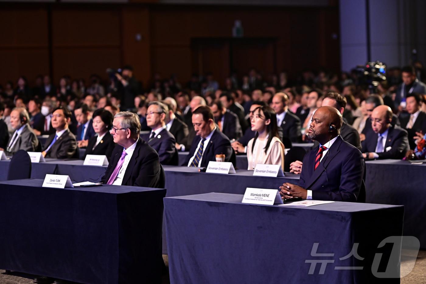 29일 오전 제주 서귀포시 제주국제컨벤션센터 탐라홀에서 열린 ‘제20회 평화와 번영을 위한 제주포럼’ 개회식에 참석한 국내외 주요 귀빈들이 연사들의 발표를 주의 깊게 경청하고 있다. (제주평화연구원 제공. 재판매 및 DB 금지) 2025.5.29/뉴스1