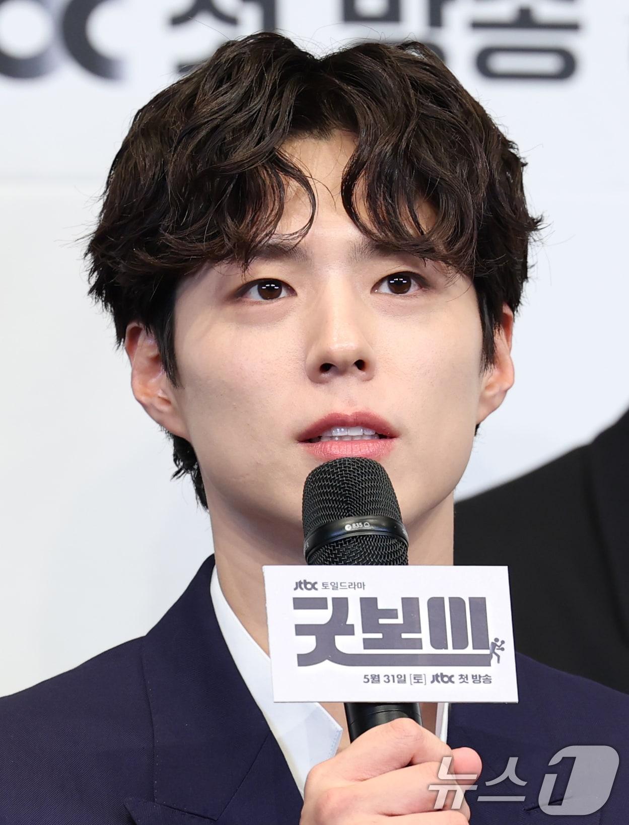 본문 이미지 - 배우 박보검이 29일 서울 구로구 더링크서울 트리뷰트 포트폴리오 호텔에서 열린 JTBC 새 토일드라마 '굿보이' 제작발표회에서 인사말을 하고 있다. '굿보이'는 특채로 경찰이 된 전직 국가대표 선수들이 메달 대신 경찰 신분증을 목에 걸고, 비양심과 반칙이 판치는 세상에 맞서 싸우는 코믹 액션 청춘 수사극이다. 2025.5.29/뉴스1 ⓒ News1 권현진 기자