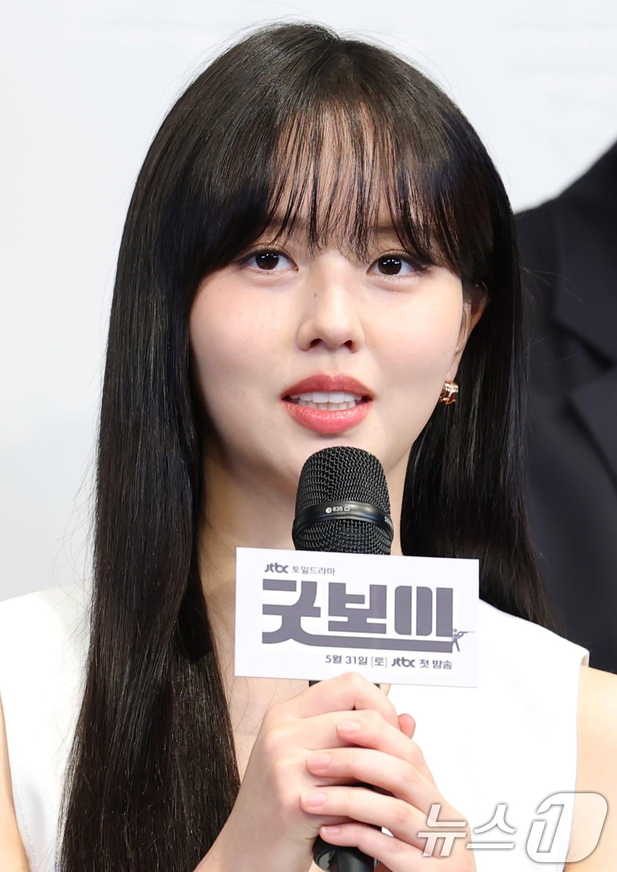 본문 이미지 - 배우 김소현이 29일 서울 구로구 더링크서울 트리뷰트 포트폴리오 호텔에서 열린 JTBC 새 토일드라마 '굿보이' 제작발표회에서 인사말을 하고 있다. '굿보이'는 특채로 경찰이 된 전직 국가대표 선수들이 메달 대신 경찰 신분증을 목에 걸고, 비양심과 반칙이 판치는 세상에 맞서 싸우는 코믹 액션 청춘 수사극이다. 2025.5.29/뉴스1 ⓒ News1 권현진 기자