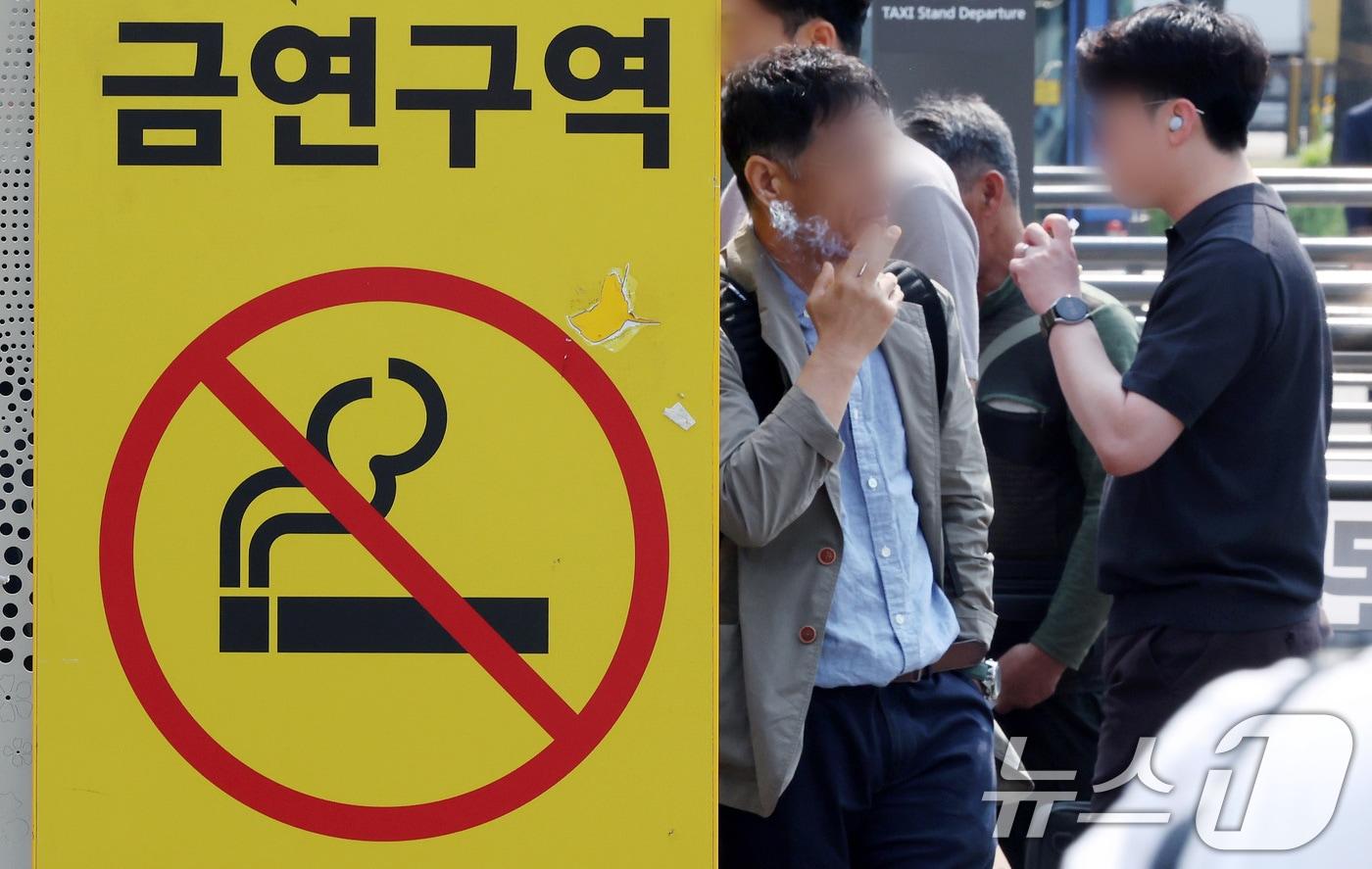 세계 금연의 날을 이틀 앞둔 지난달 31일 서울역 흡연실에서 시민들이 담배를 피고 있다. /뉴스1 ⓒ News1 이동해 기자
