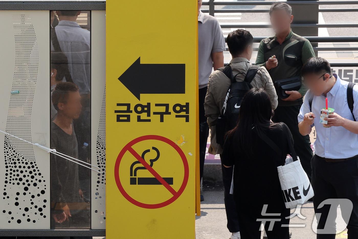 본문 이미지 - 세계 금연의 날을 이틀 앞둔 31일 서울역 흡연실에서 시민들이 담배를 피고 있다. 2025.5.29 ⓒ 뉴스1 이동해 기자