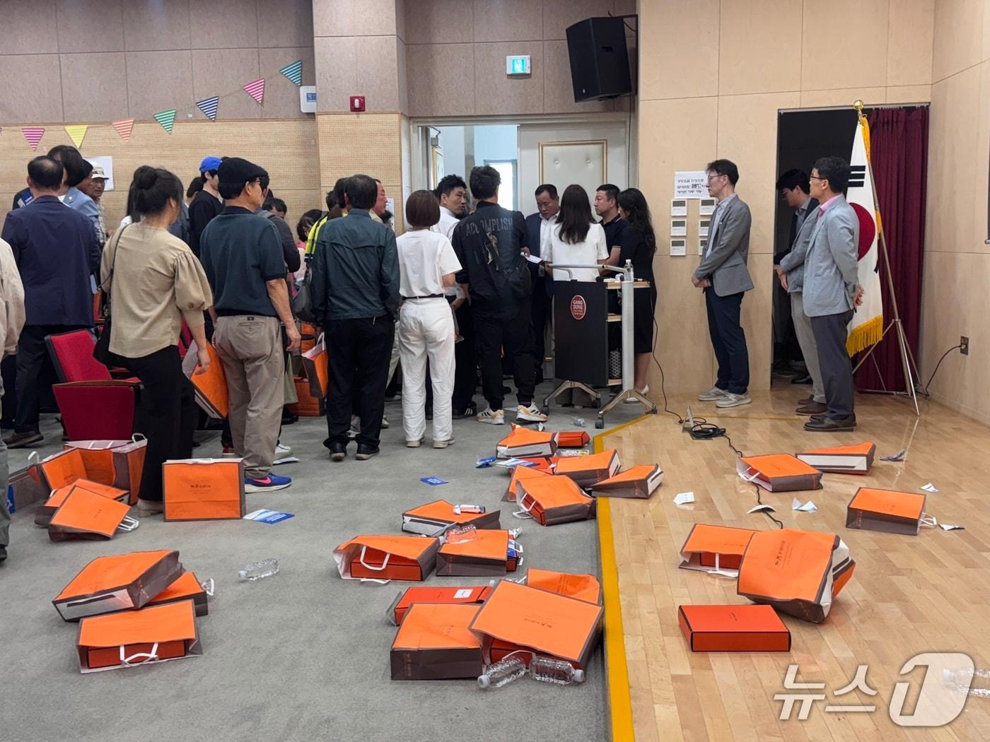 본문 이미지 - 울산 북구 정자항 해상에 추진되는 고정식 해상풍력 단지 조성과 관련 주민설명회가 29일 북구 강동문화센터에서 열렸으나 주민들의 강한 반발에 파행됐다.2025.5.25./뉴스1 김세은 기자