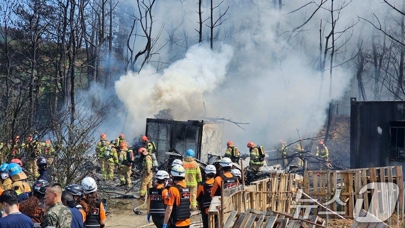 29일 오후 1시 35분쯤 경북 포항 남구 동해면 야산에 해군 해상 초계기 &#40;P-3C&#41;가 추락해 출동한 소방관이 진화작업을 벌이고 있다. 2025.5.29/뉴스1 ⓒ News1 최창호 기자
