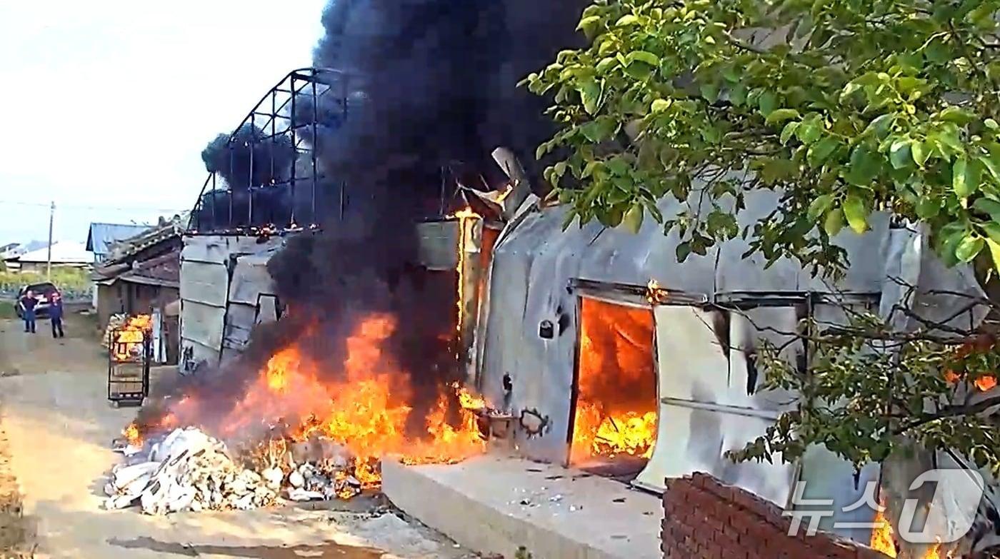 본문 이미지 - 화재 현장 모습.(전북소방 제공. 재판매 및 DB금지)