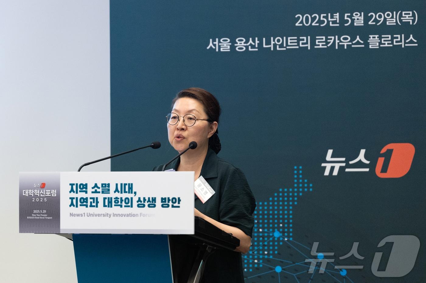 윤소영 교육부 지역인재정책관이 29일 서울 용산구 나인트리 프리미어 로카우스 호텔에서 &#39;지역 소멸 시대, 지역과 대학의 상생 방안&#39;을 주제로 열린 2025 뉴스1 대학혁신포럼에 참석해 &#39;RISE 추진 성과 및 향후 과제&#39;를 주제로 발표하고 있다. 2025.5.29/뉴스1 ⓒ News1 이승배 기자