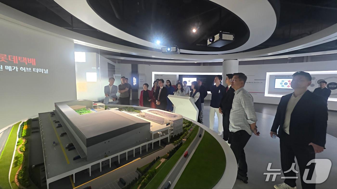 롯데글로벌로지스는 진천 중부권메가허브터미널 및 진천풀필먼트센터에서 '김창준 글로벌 리더십 아카데미' 회원 초청 행사를 가졌다. (롯데글로벌로지스 제공)