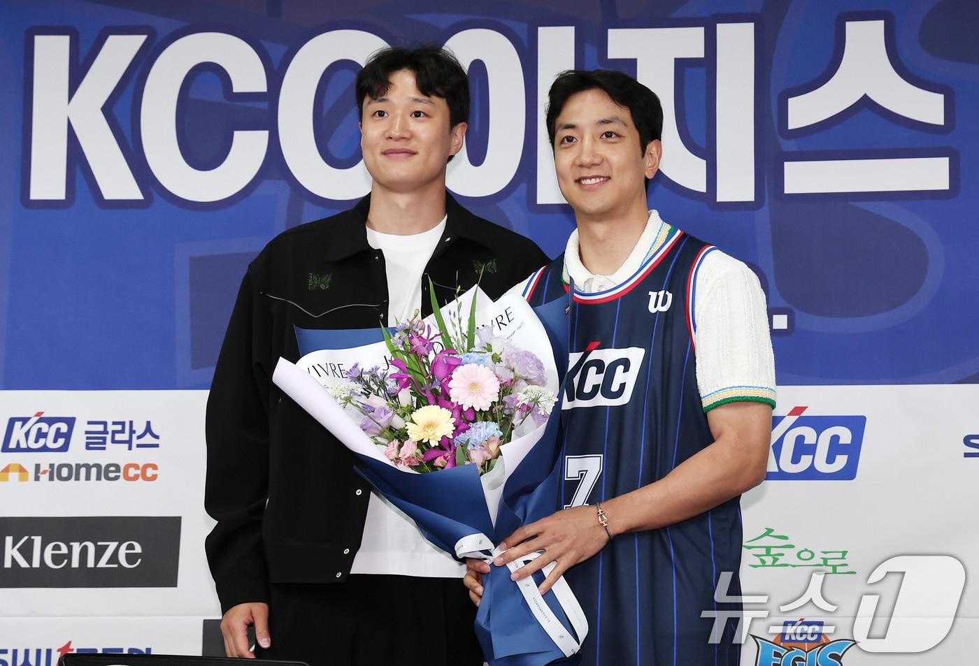 본문 이미지 - 부산 KCC 이지스로 이적한 허훈이 29일 서울 강남구 KBL센터에서 열린 입단식에서 허웅과 기념촬영을 하고 있다. 2025.5.29 ⓒ 뉴스1 김성진 기자