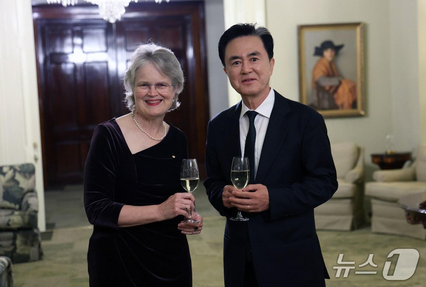 지난 28일김태흠 충남지사와 프랑세스 애덤슨 남호주 총독 이 관저에서 접견하고 있다. (충남도 제공, 재판매 및 DB금지) / 뉴스1