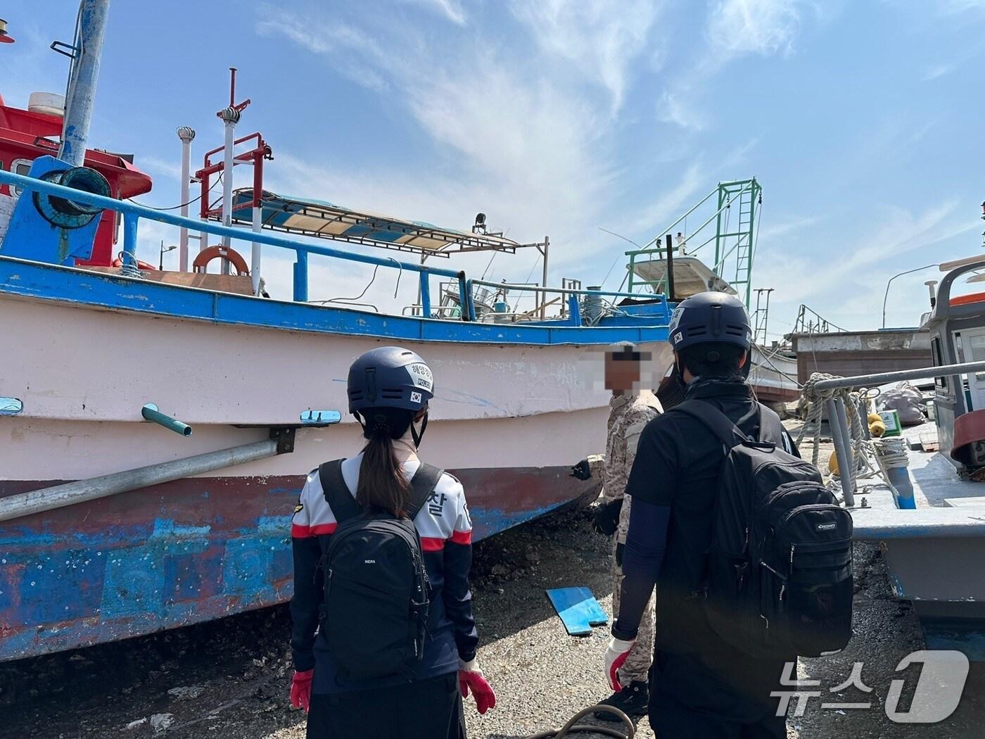 본문 이미지 -  평택해경 해양오염방제과 직원들이 탐문활동을 하여 행위자를 추적하고 있다(평택해경 제공)