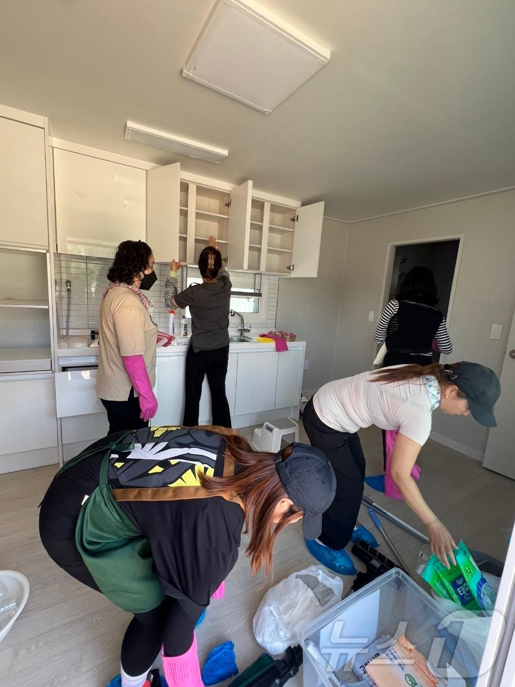 본문 이미지 - 경북도는 산불 피해 지역 주민의 일상 회복을 돕기 위해 4월부터 추진한 ‘다시, 마을로 잇는 온기나눔’ 자원봉사자들이 산불피해 지역 임시주택을 청소하고 있다. ⓒ News1 김대벽기자