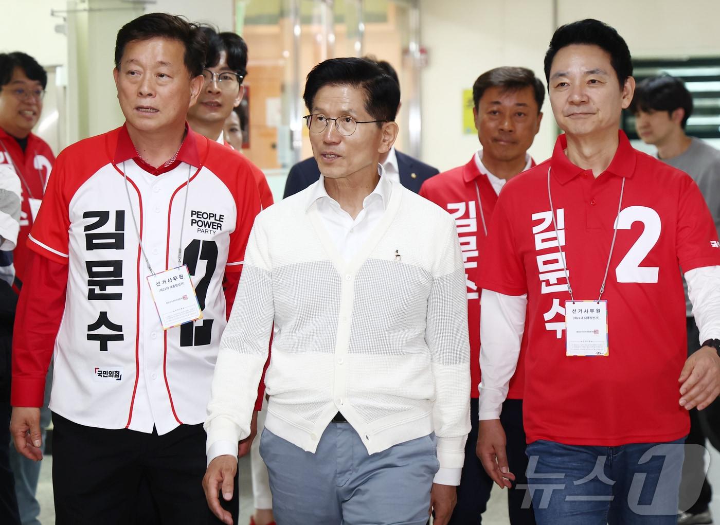 본문 이미지 - 김문수 국민의힘 대통령 후보가 29일 경기 안산시 초지종합사회복지관에서 사회복지사들과 간담회를 하기 위해 참석하고 있다. 2025.5.29/뉴스1 ⓒ News1 김민지 기자