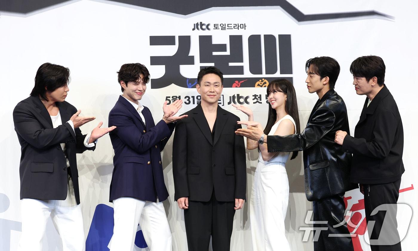 배우 태원석(왼쪽부터)과 박보검, 오정세, 김소현, 이상이, 허성태가 29일 서울 구로구 더링크서울 트리뷰트 포트폴리오 호텔에서 열린 JTBC 새 토일드라마 '굿보이' 제작발표회에서 포즈를 취하고 있다.  2025.5.29/뉴스1 ⓒ News1 권현진 기자