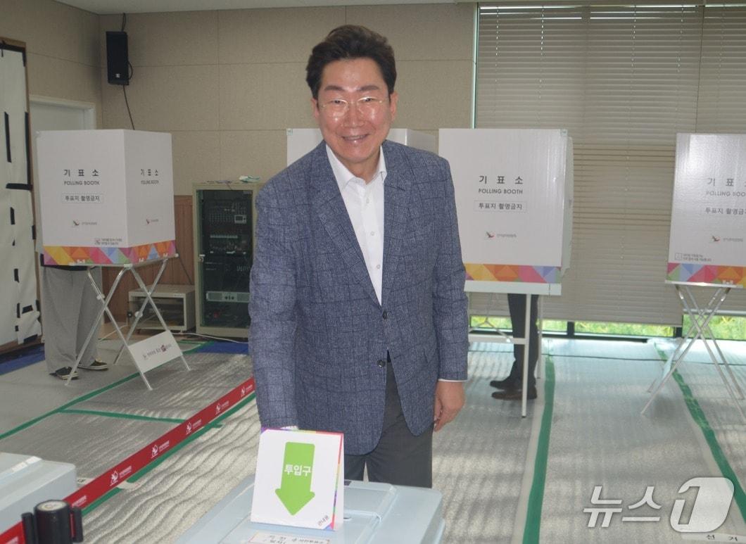 본문 이미지 - 원강수 강원 원주시장이 29일 원주시 지정면 서원주 건강생활지원센터에 마련된 제21대 대통령선거 사전투표소에서 한 표를 행사했다. 2025.5.29/뉴스1 신관호 기자