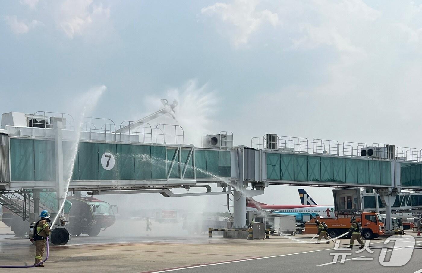 청주공항 화재 훈련(한국공항공사 제공.재판매 및 DB금지) / 뉴스1