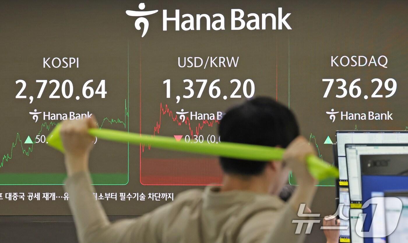 29일 서울 중구 하나은행 딜링룸에 코스피, 코스닥 종가와 환율 시황이 표시되고 있다. 코스피는 전날 종가와 비교해 50.49포인트&#40;p&#41;&#40;1.89%&#41; 상승한 2720.64로 코스닥은 7.50p&#40;1.03%&#41; 상승한 736.29로 마감했다. 이날 코스피는 한국은행의 기준금리 인하와 미국 법원의 관세정책 제동, 엔비디아의 호실적 등의 호재로 2720선을 돌파, 연고점을 기록했다. 2025.5.29/뉴스1 ⓒ News1 장수영 기자