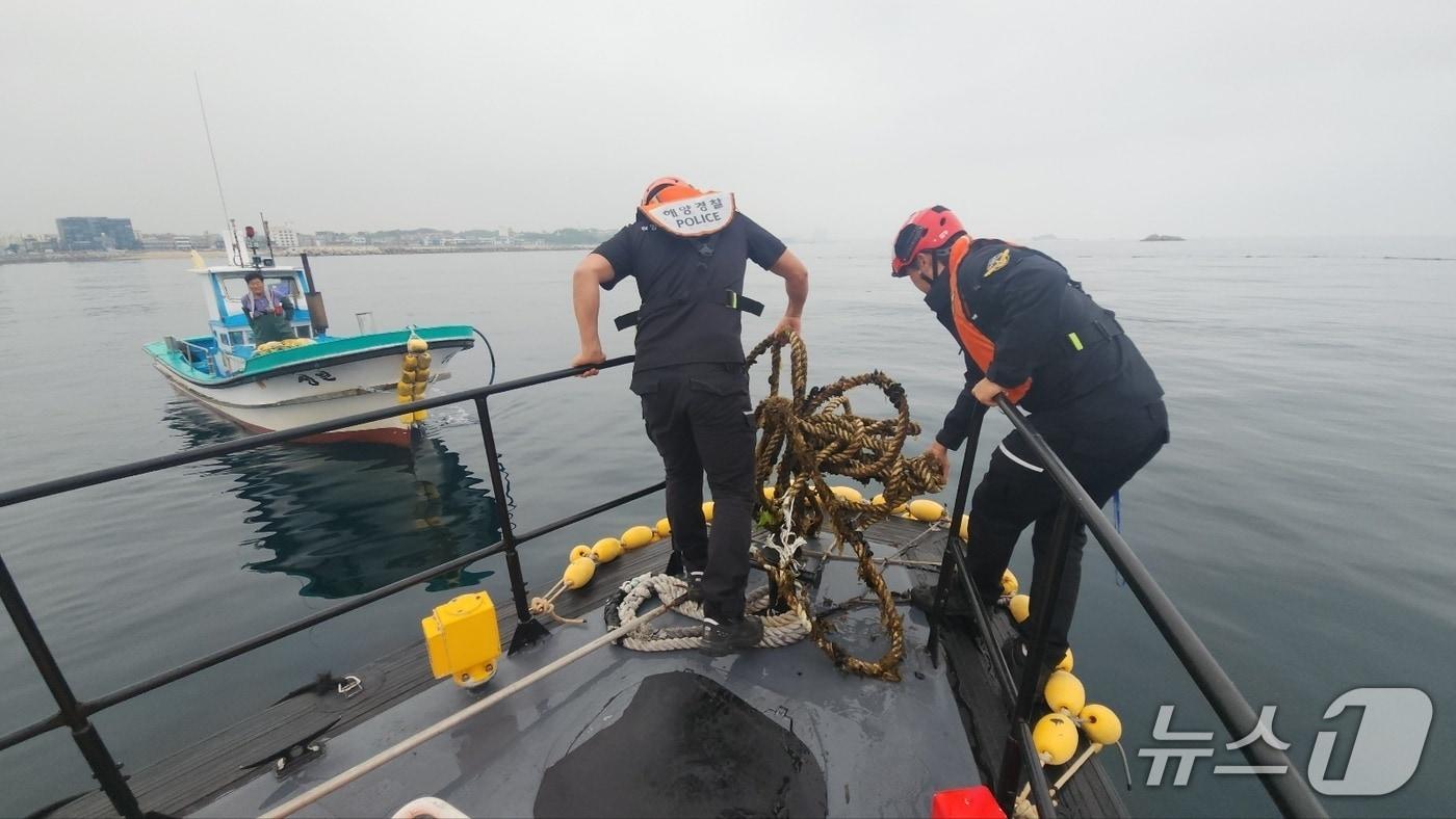 29일 속초 장사항 인근 해성서 부유물 감긴 선박 조치하는 해경.(속초해경 제공, 재판매 및 DB 금지) 2025.5.29/뉴스1