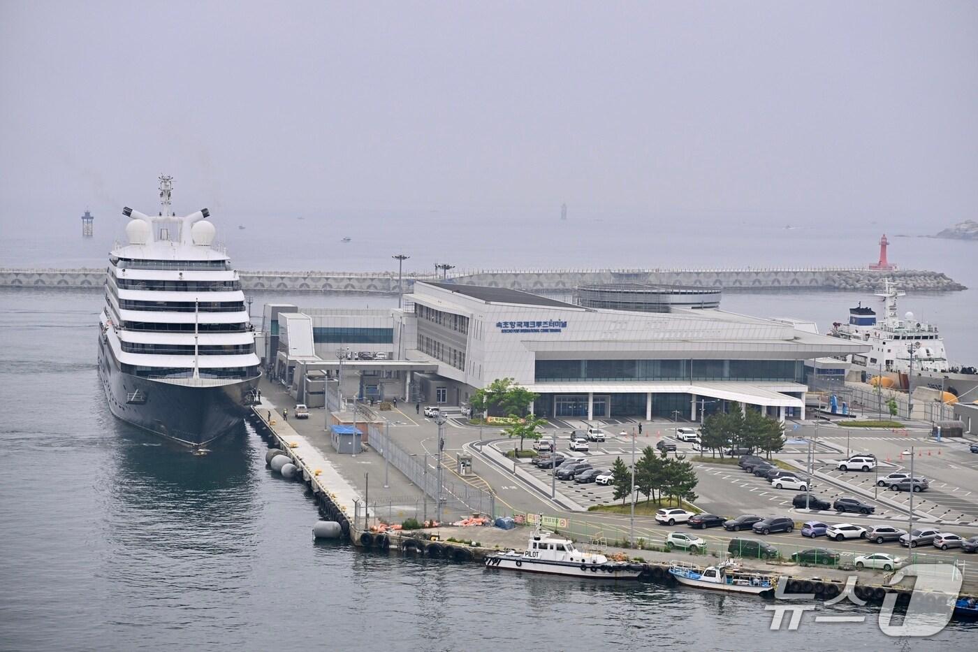 29일 강원 속초항으로 입항하는 '시닉 이클립스 Ⅱ호'(속초시 제공, 재판매 및 DB 금지) 2025.5.29/뉴스1