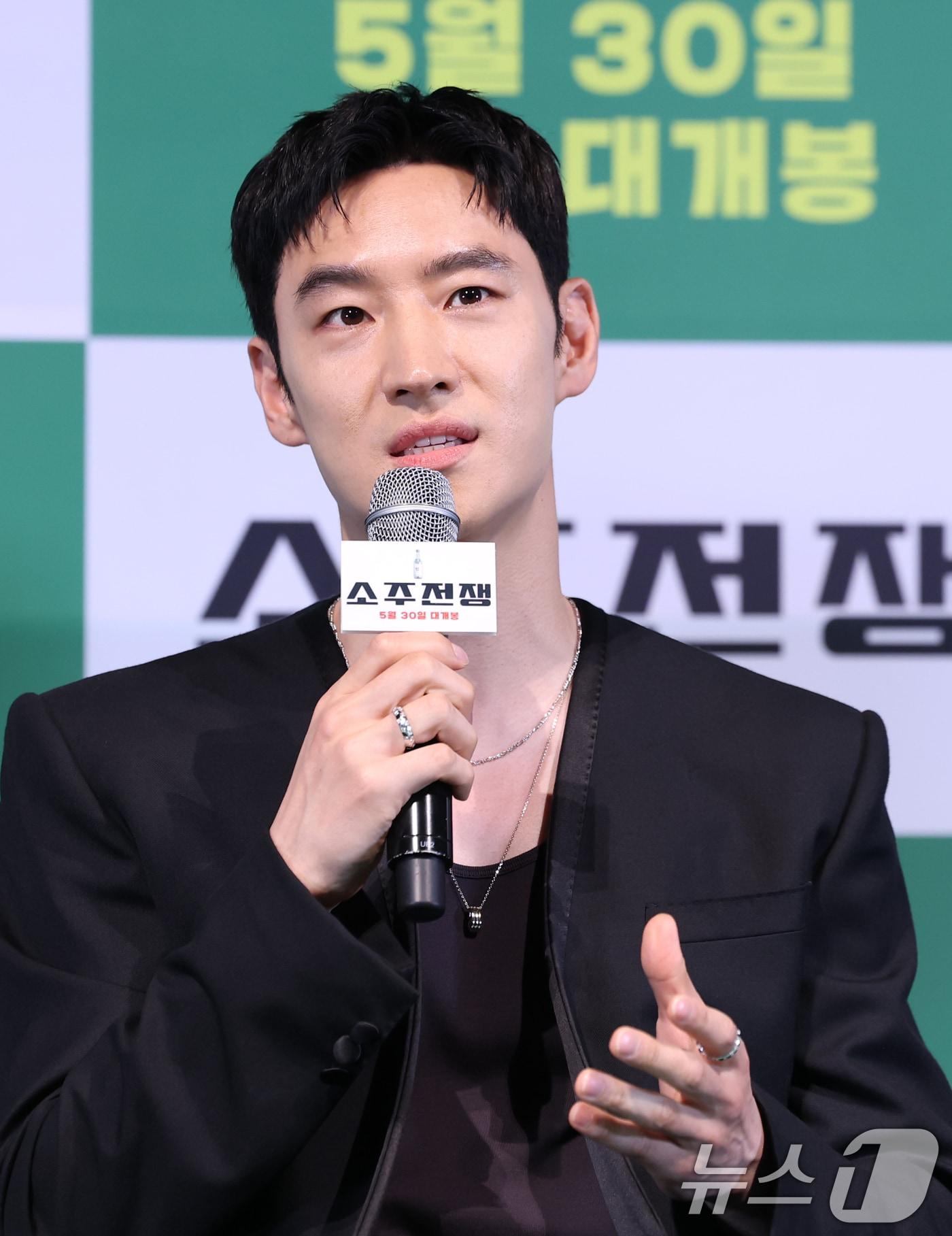 본문 이미지 - 배우 이제훈이 29일 서울 용산구 CGV용산아이파크몰에서 열린 영화 '소주전쟁' 언론시사회에 참석해 취재진 질문에 답하고 있다. ‘소주전쟁’은 1997년 IMF 외환위기, 소주 회사가 곧 인생인 재무이사 종록과 오로지 성과만 추구하는 글로벌 투자사 직원 인범이 대한민국 국민 소주의 운명을 걸고 맞서는 이야기를 그린다. 2025.5.29/뉴스1 ⓒ News1 권현진 기자