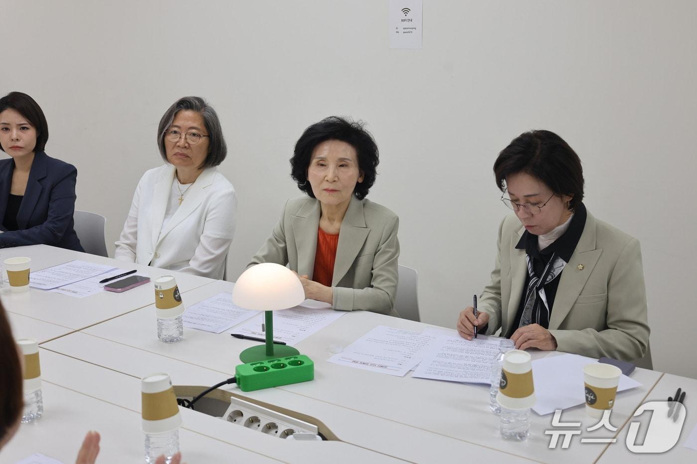 김문수 국민의힘 대통령 후보 배우자 설난영 여사가 29일 머그샷 첫 공개 사례인 김레아 교제살인 사건 피해자와 면담을 하고 있다. (국민의힘 제공)