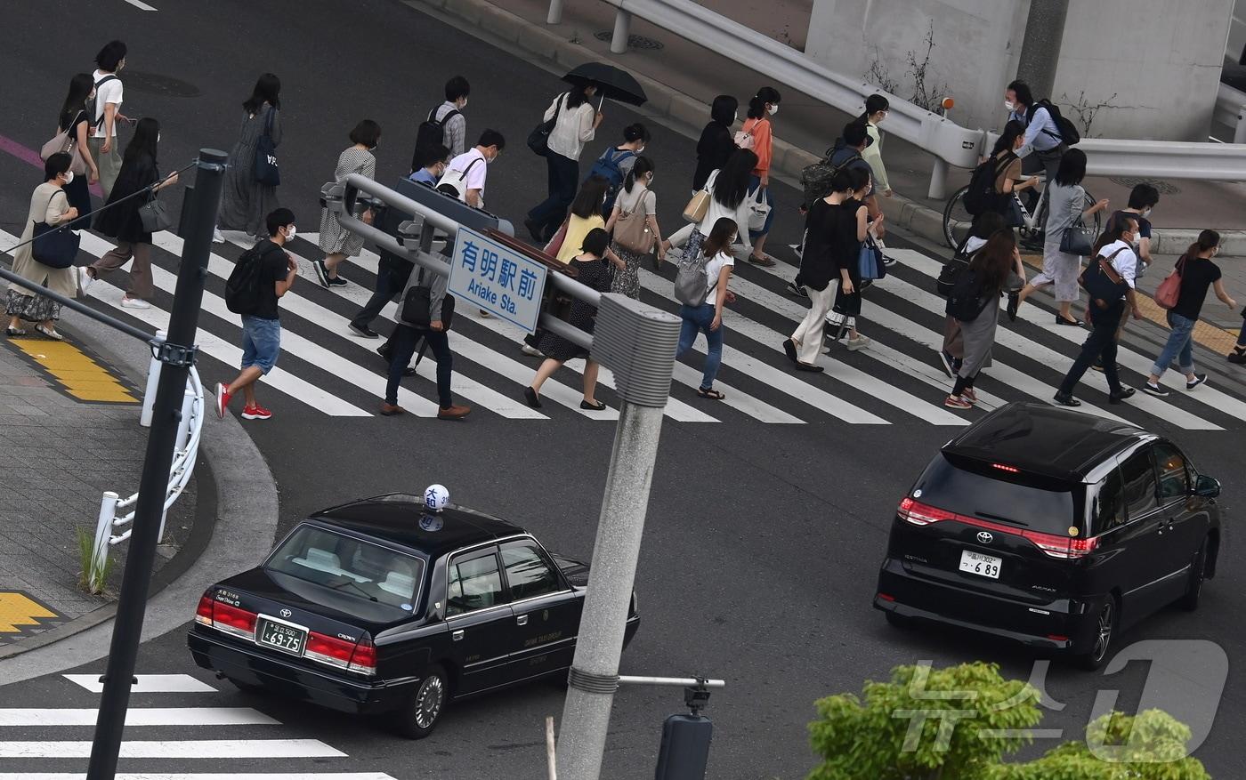 일본 도쿄에서 직장인들이 아침 출근길에 횡단보도를 건너고 있다. 2021.07.15 ⓒ 로이터=뉴스1 ⓒ News1 정지윤 기자