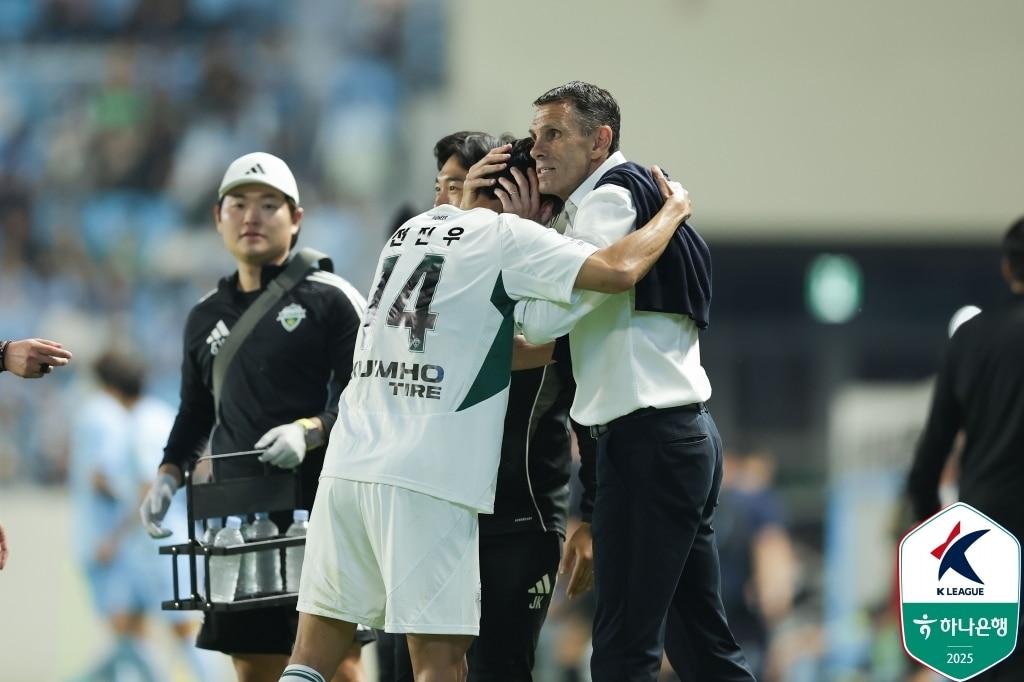 본문 이미지 - 거스 포옛 감독을 만나 새로운 커리어를 작성하고 있는 전진우(한국프로축구연맹 제공)