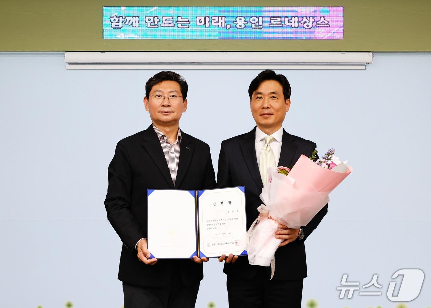 본문 이미지 - 이상일 시장(왼쪽)이 김진형 용인시민프로축구단 초대 단장에게 임명장을 수여한 뒤 기념 촬영을 하고 있는 모습.(용인시 제공)