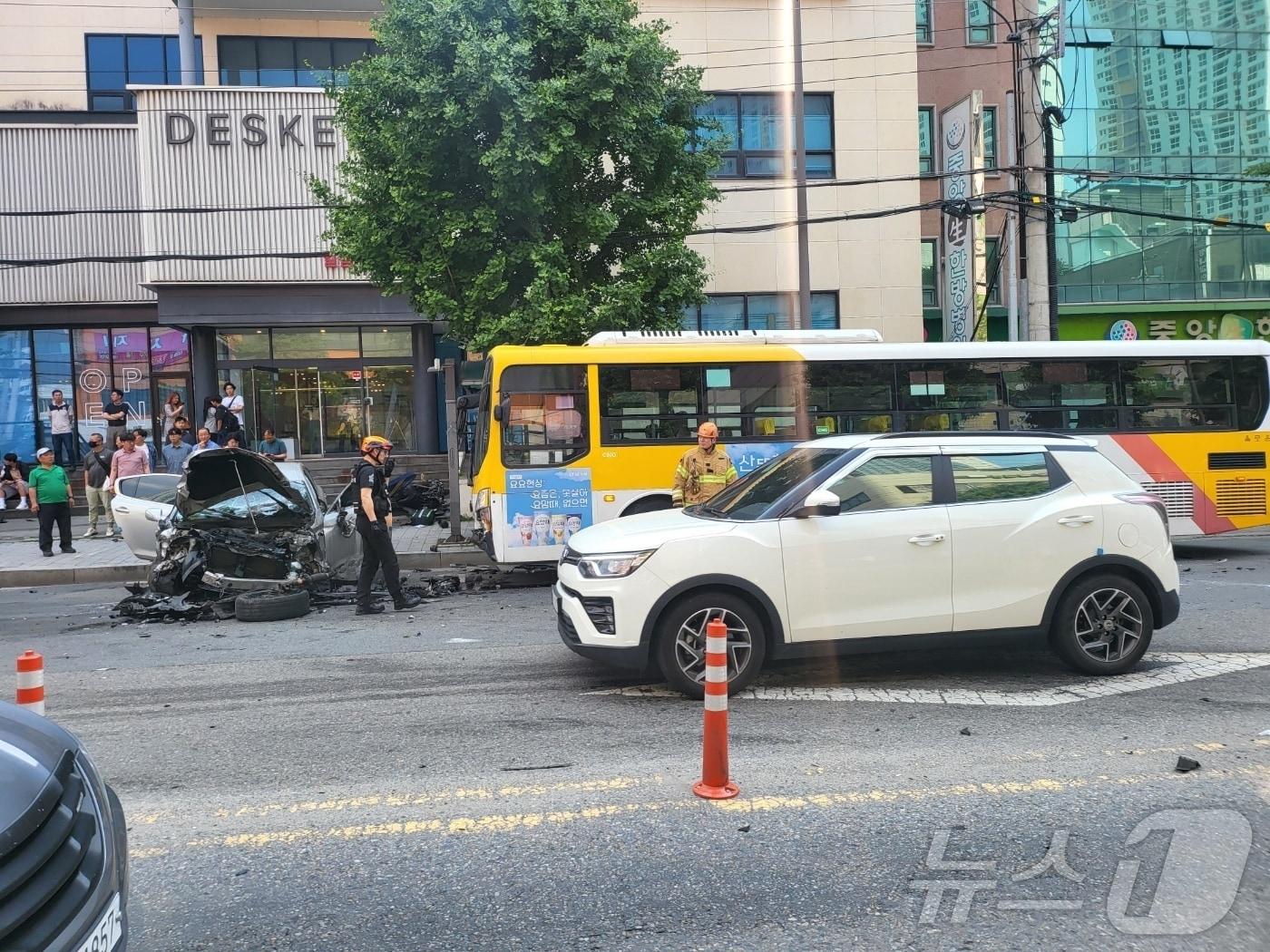 본문 이미지 - 지난 5월 남구 주월동의 한 도로에서 발생한 교통사고 현장의 모습. (독자 제공. 재판매 및 DB 금지) 2025.5.29/뉴스1 