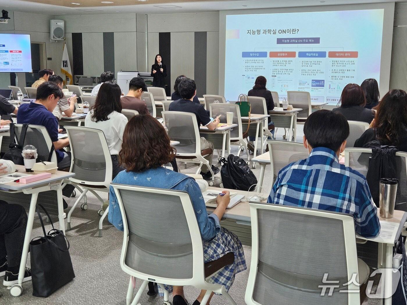 본문 이미지 - 강원특별자치도교육청,‘2025 지능형 과학실 활용 심화 연수’ 실시.(도교육청 제공, 재판매 및 DB금지)