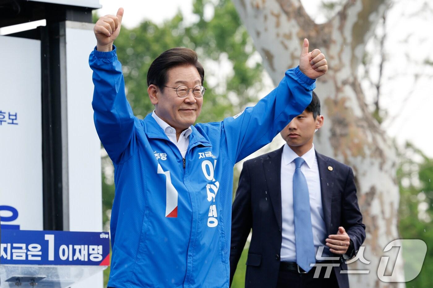 이재명 더불어민주당 대통령 후보가 제21대 대통령선거 사전투표 첫날인 29일 오후 서울 송파구 잠실야구장 앞 광장에서 유세를 마친 뒤 인사하고 있다. 2025.5.29/뉴스1 ⓒ News1 안은나 기자