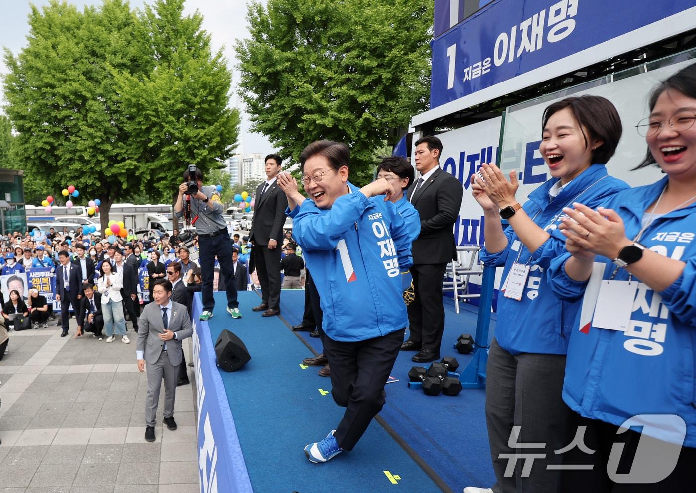 이재명 더불어민주당 대통령 후보가 제21대 대통령선거 사전투표 첫날인 29일 오후 서울 송파구 잠실야구장 앞 광장에서 열린 유세에서 글로브를 착용한 채 야구공을 던지는 모습을 취하고 있다. (공동취재) 2025.5.29/뉴스1 ⓒ News1 안은나 기자