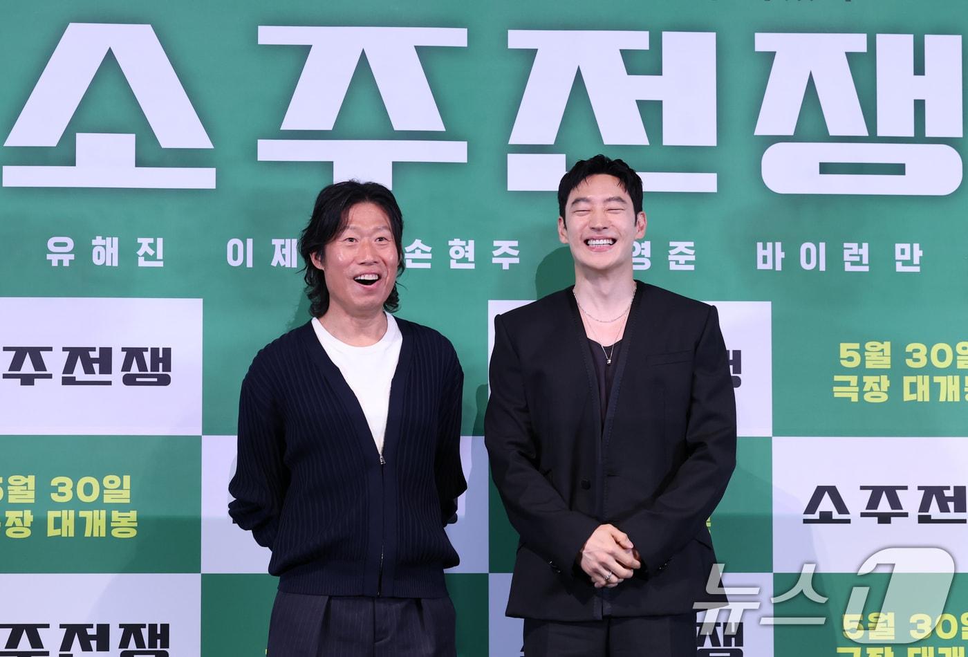 배우 유해진과 이제훈(오른쪽)이 29일 서울 용산구 CGV용산아이파크몰에서 열린 영화 '소주전쟁' 언론시사회에 참석해 포즈를 취하고 있다. 영화 ‘소주전쟁’은 1997년 IMF 외환위기, 소주 회사가 곧 인생인 재무이사 종록과 오로지 성과만 추구하는 글로벌 투자사 직원 인범이 대한민국 국민 소주의 운명을 걸고 맞서는 이야기를 그린다. 2025.5.29/뉴스1 ⓒ News1 권현진 기자