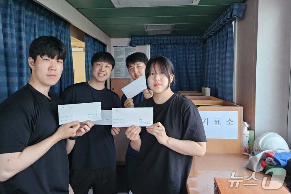 본문 이미지 - 선상투표에 참여하고 있는 팬오션 'PAN KOMIPO'호 선원들.(선원노련 제공. 재판매 및 DB 금지)