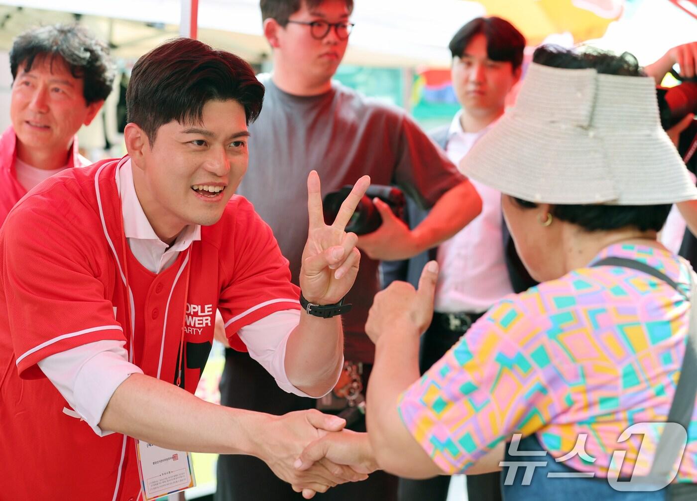 본문 이미지 - 김용태 국민의힘 비상대책위원장이 29일 대전 유성구 유성시장을 찾아 김문수 후보 지지를 호소하고 있다. 2025.5.29/뉴스1 ⓒ News1 김기태 기자