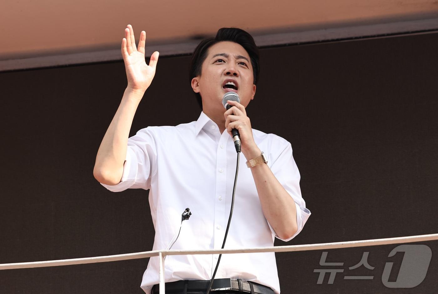 이준석 개혁신당 대통령 후보가 제21대 대통령선거 사전투표 첫날인 29일 서울 성북구 안암역 인근에서 열린 유세에서 지지를 호소하고 있다. 2025.5.29/뉴스1 ⓒ News1 민경석 기자