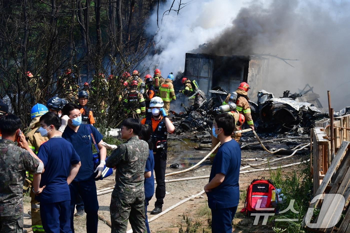 29일 오후 1시 35분쯤 경북 포항 남구 동해면 야산에 해군 해상 초계기 (P-3C)가 추락해 전소됐다. 사고 현장에서 소받당국과 해군 항공사령부 소방대가 진화 작업 및 인명 수색을 하고 있다. 2025.5.29/뉴스1 ⓒ News1 최창호 기자