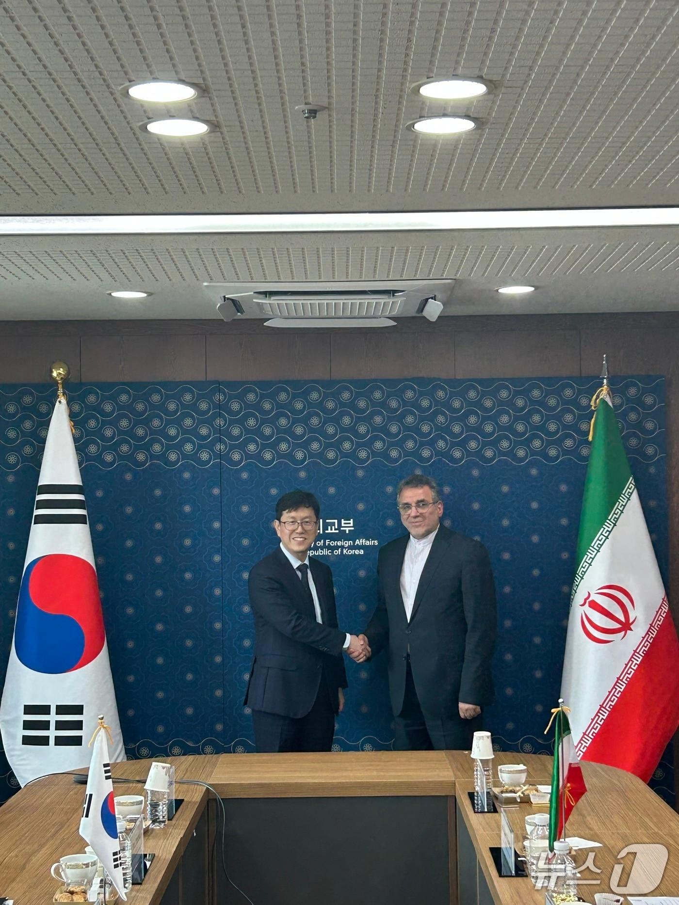 본문 이미지 - 정광용 외교부 아프리카중동국장은 29일 서울 정부청사에서 알리 아스가르 모함마디 이란 외교부 아태국장과 제7차 한-이란 국장급 정책협의회를 개최했다. 2025.05.29. &#40;외교부 제공&#41; 