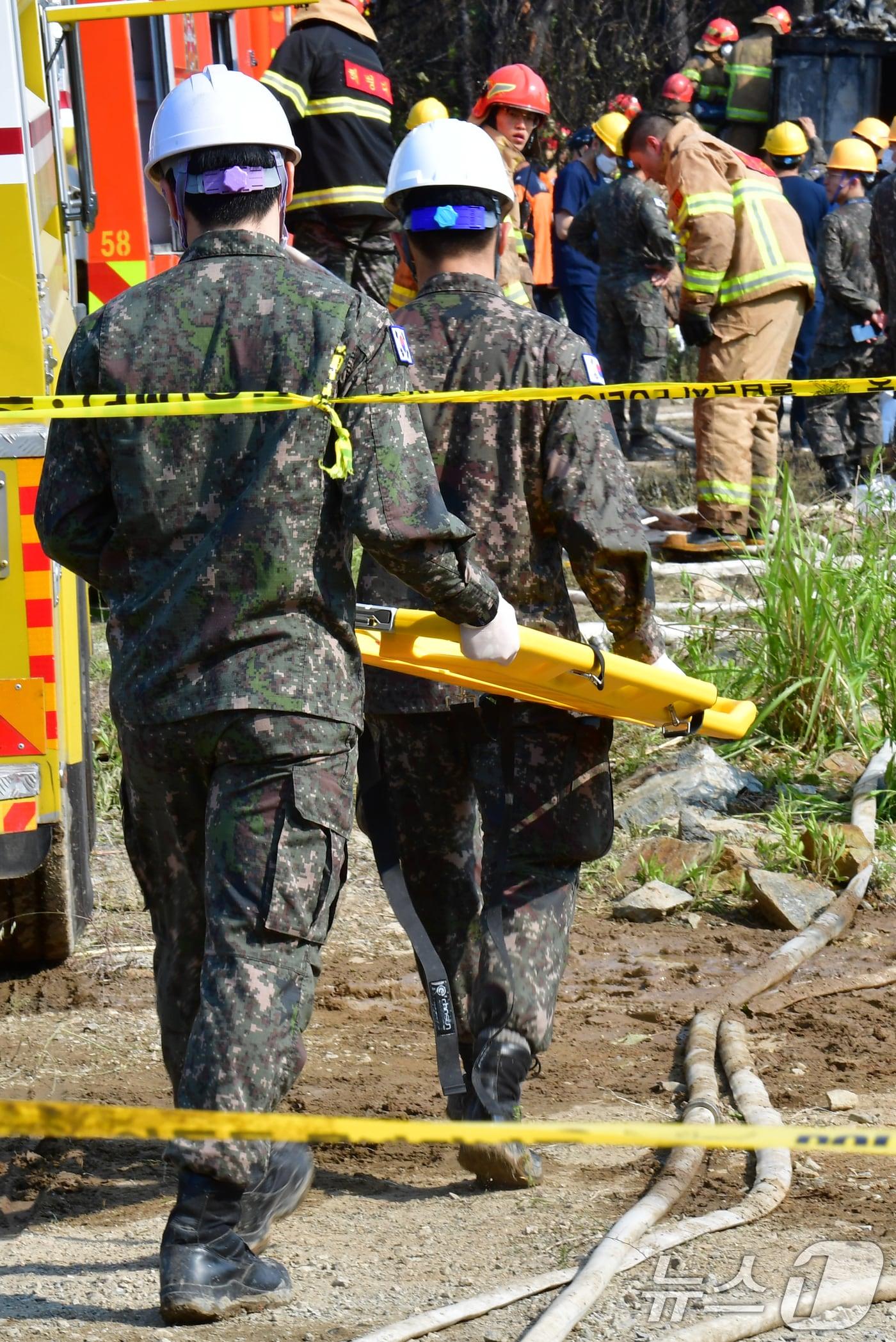 본문 이미지 - 29일 오후 1시 35분쯤 경북 포항 남구 동해면 야산에 해군 해상 초계기 (P-3C)가 추락해 전소됐다. 사고 현장에서 소받당국과 해군 항공사령부 소방대가 진화 작업 및 인명 수색을 하고 있다. 2025.5.29/뉴스1 ⓒ News1 최창호 기자