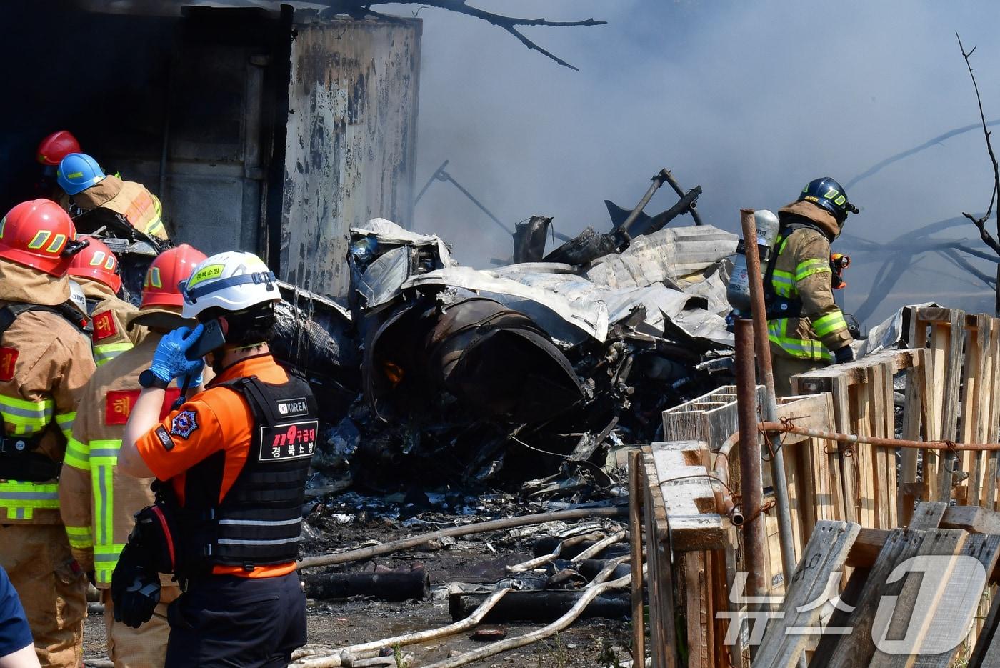29일 오후 1시 35분쯤 경북 포항 남구 동해면 야산에 해군 해상 초계기 &#40;P-3C&#41;가 추락해 전소됐다. 사고 현장에서 소받당국과 해군 항공사령부 소방대가 진화 작업 및 인명 수색을 하고 있다. 2025.5.29/뉴스1 ⓒ News1 최창호 기자