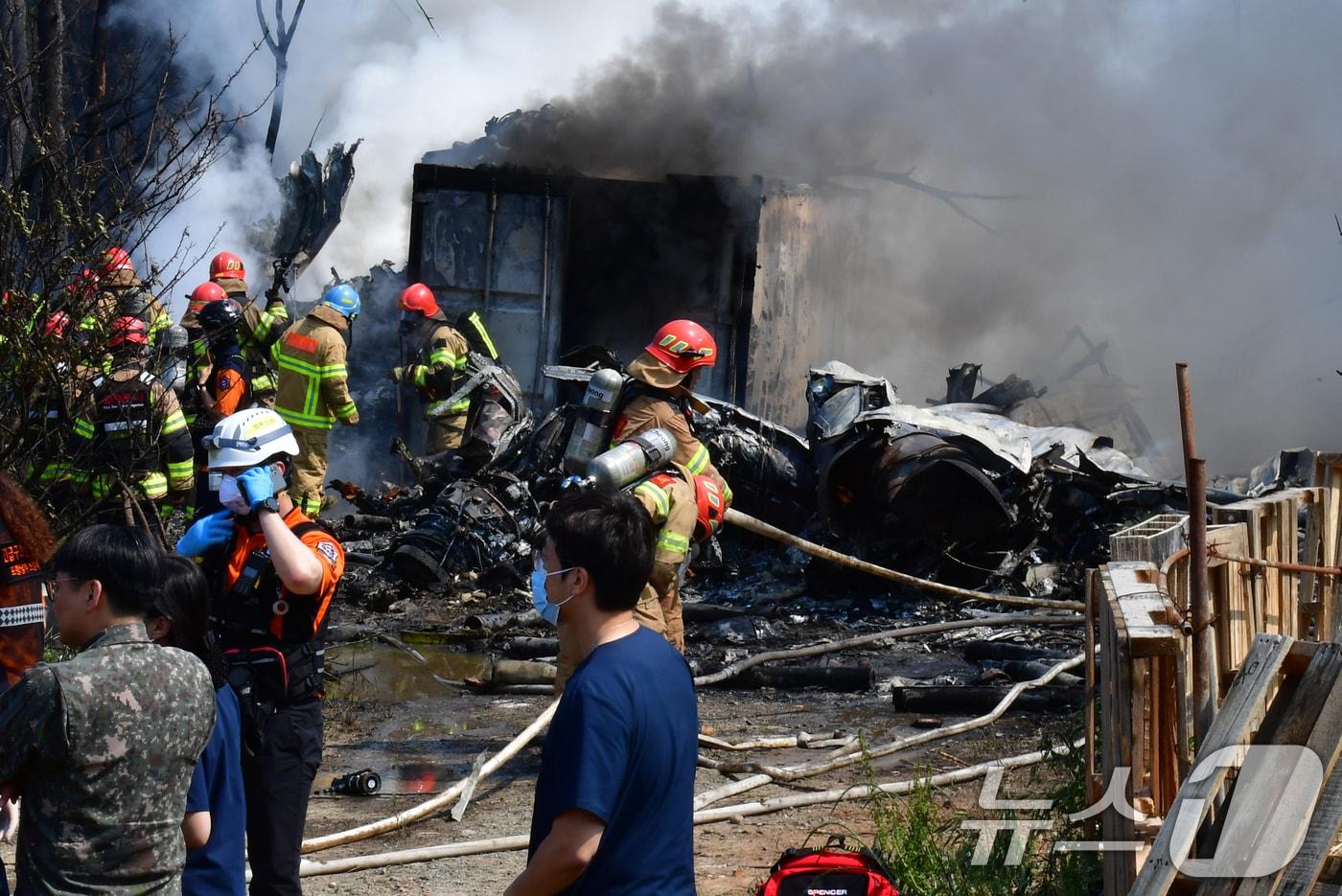 29일 오후 1시 35분쯤 경북 포항 남구 동해면 야산에 해군 해상 초계기 &#40;P-3C&#41;가 추락해 전소됐다. 사고 현장에서 소방당국과 해군 항공사령부 소방대가 진화 작업 및 인명 수색을 하고 있다. 2025.5.29/뉴스1 ⓒ News1 최창호 기자
